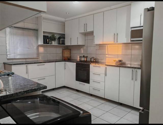 3 BEDROOM HOUSE FOR SALE IN FLORA PARK